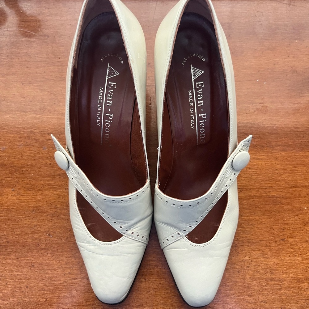 Evan Picone Women's Cream Leather Heels
Pin Up Style!!
